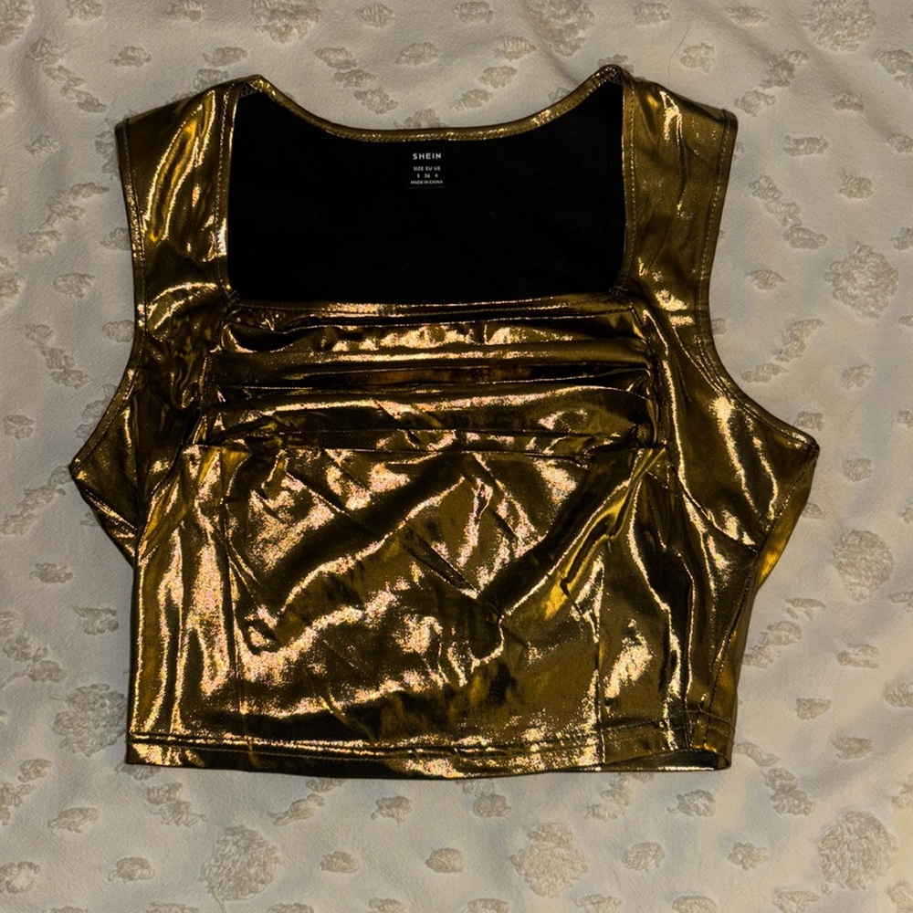 Cropped gold top